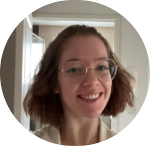 La fondatrice souriante blonde